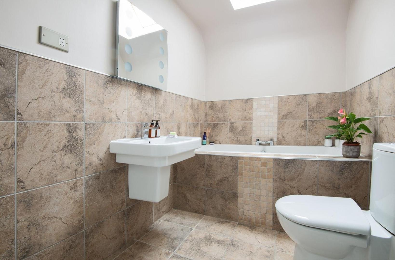 Charming 2 Bedroom Flat In The Heart Of Kirriemuir Buitenkant foto