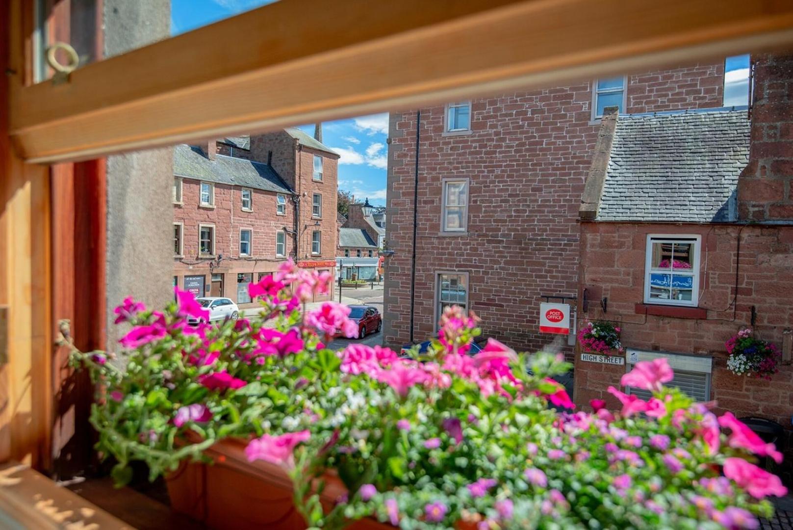 Charming 2 Bedroom Flat In The Heart Of Kirriemuir Buitenkant foto