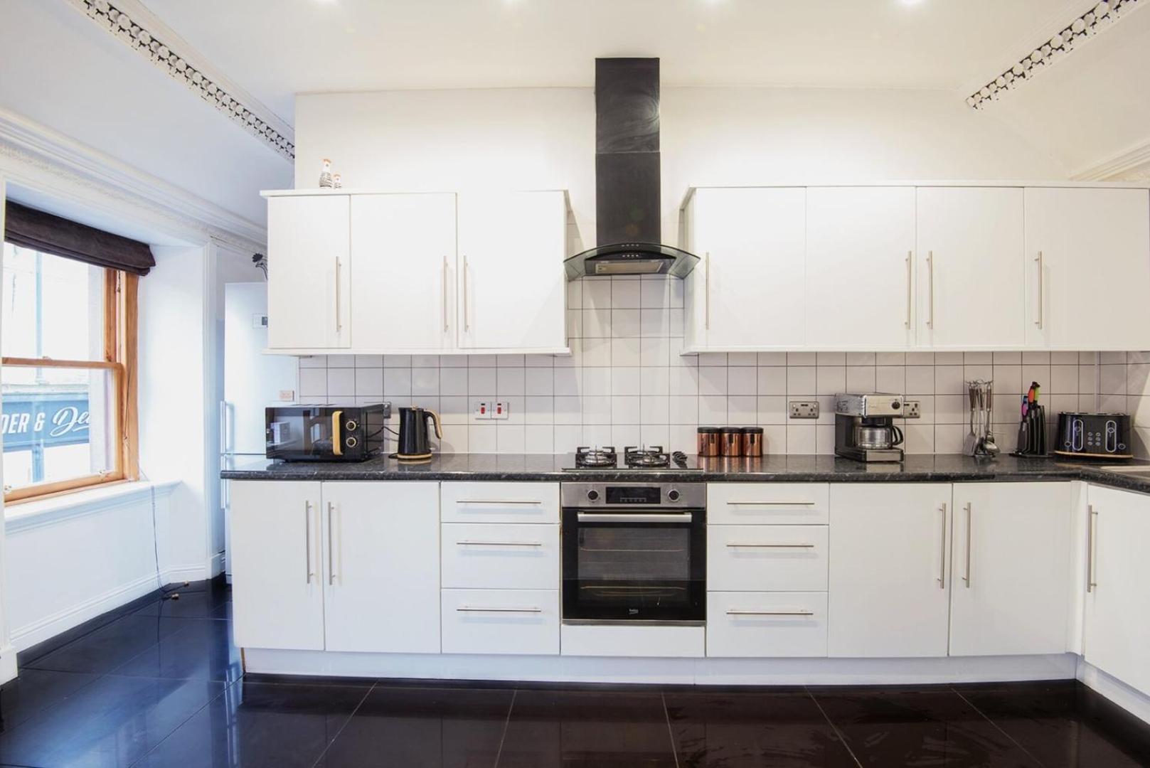 Charming 2 Bedroom Flat In The Heart Of Kirriemuir Buitenkant foto